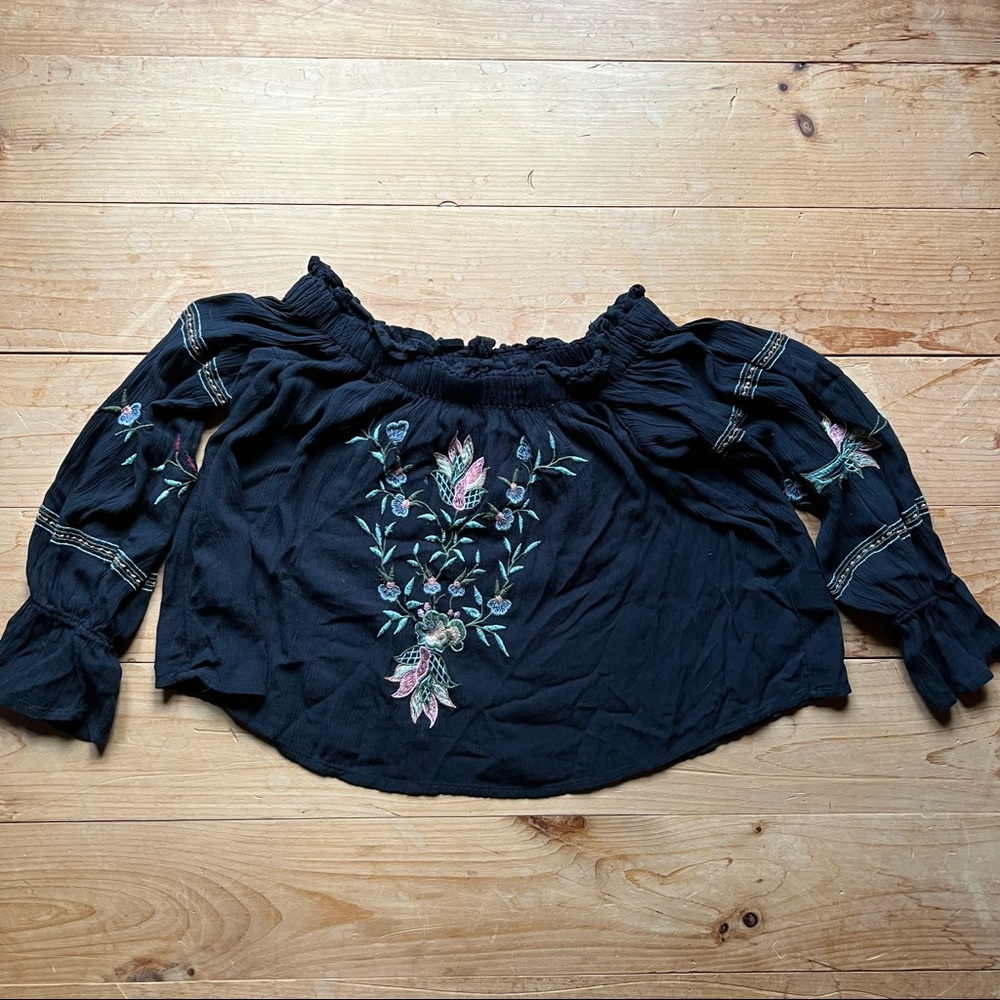 Off the shoulder crop